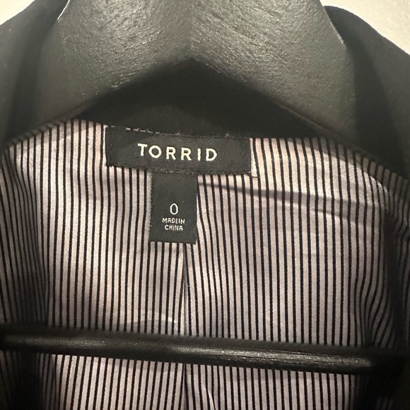 Torrid Women’s Black Blazer w/Cinched Sleeves - Picture 3 of 3